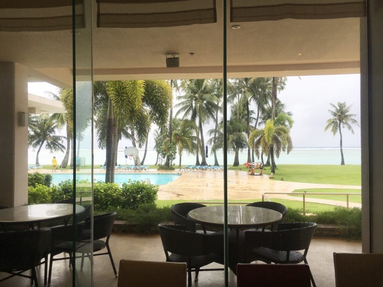 プールを眺められるWorld Cafe客席一部