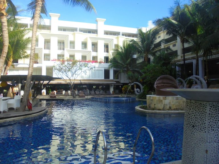 難中の通路より奥側のプールを撮影