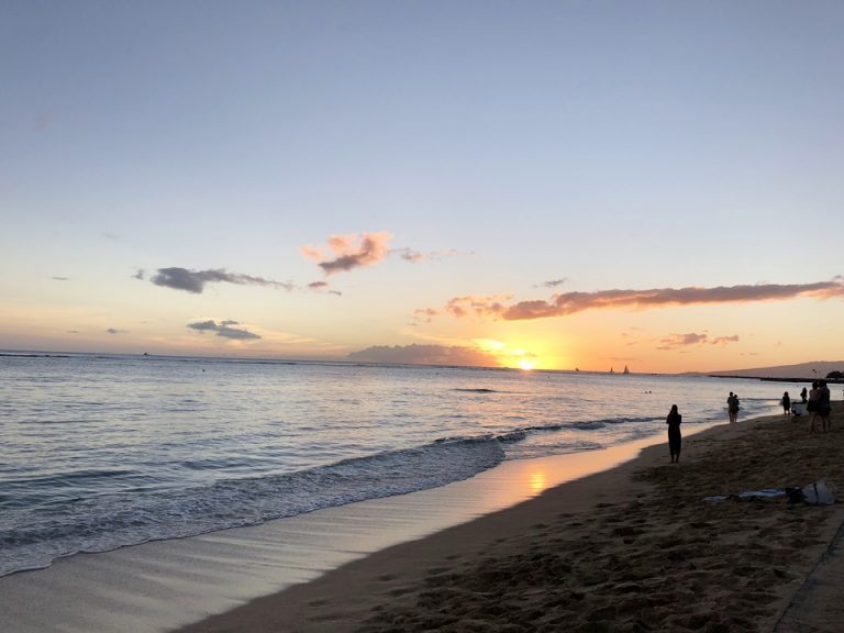 ホテル近くのビーチからのサンセットです。遮るものがなく絶景です。