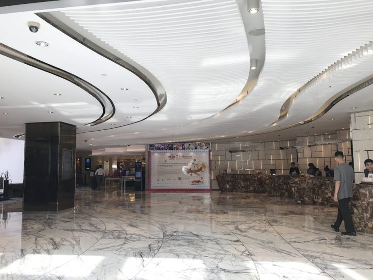 ホテルエントランスから直視