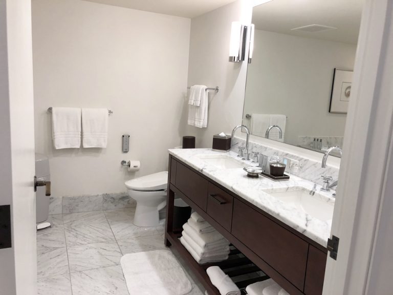 大理石が使われていて高級感漂うバスルーム。