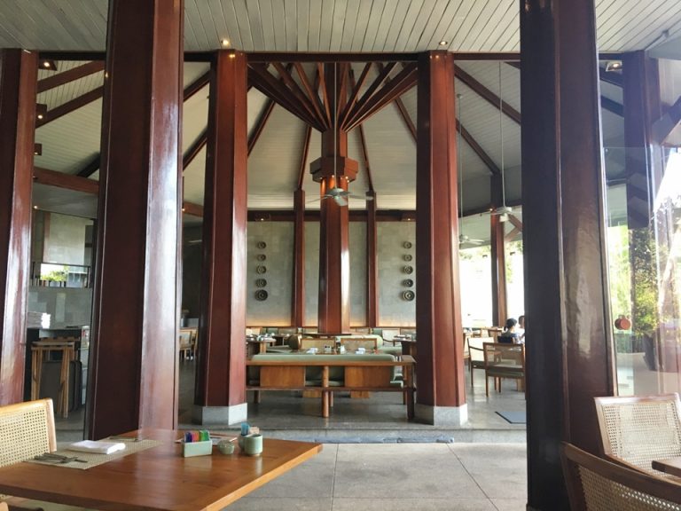 朝食会場は通路を挟んで二つに分かれていますが、ブッフェ台は片側だけです