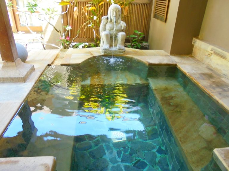 温泉は出し続けておかないと温度が下がりますので注意