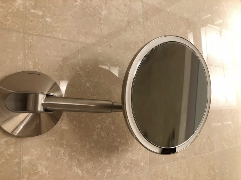 洗面台横には拡大鏡もありました。