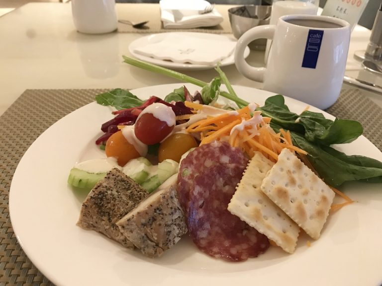 朝食バフェ、フルーツに続き野菜とサラミにて。コーヒーカップのデザインにがいたく気に入ったのでした