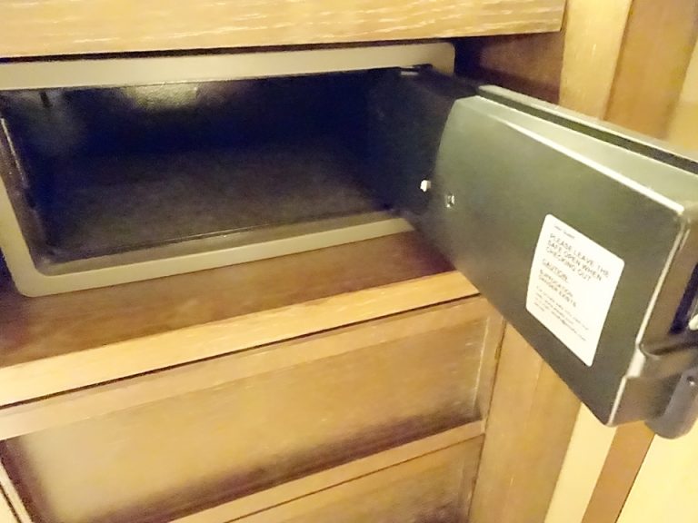 客室_セーフティボックス開けた状態