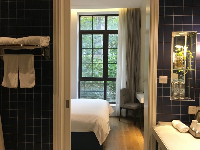 入り口側から見た客室。手前にあるバスルームエリアの先にベッドルームがあります