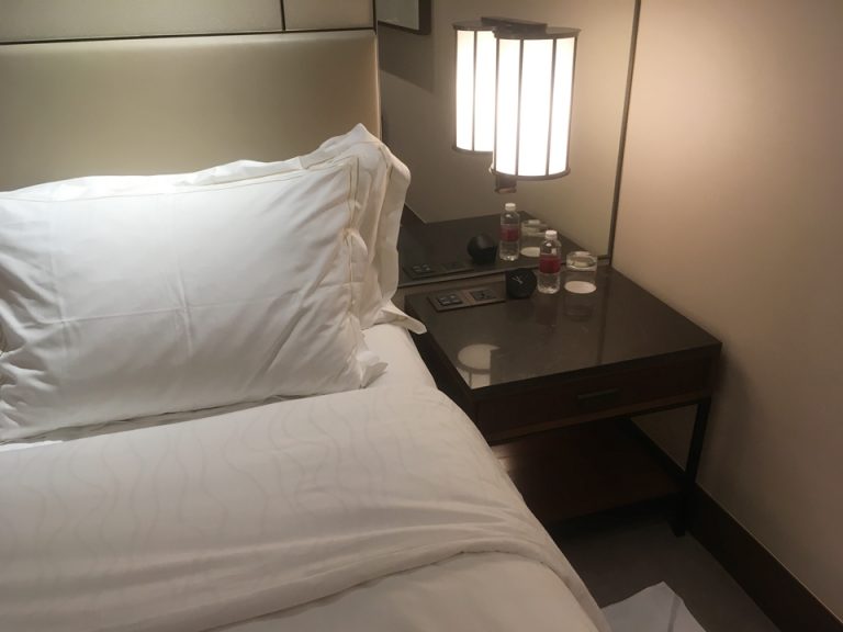 ベッドサイドには水が常にセットされていました。