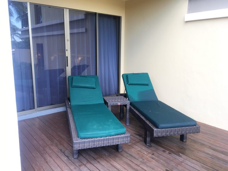 バルコニーにあるビーチベッド。雨で若干濡れていました。