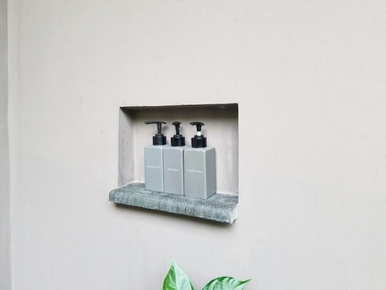 シャワー横のシャンプー類です。