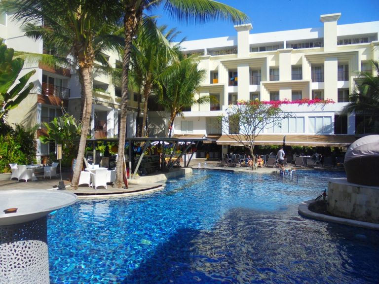 奥側のプールはお子様が多め