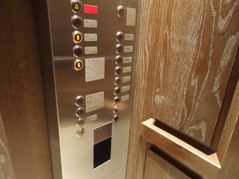 エレベーター_階数ボタンは部屋カードキーを黒い部分に当ててから押します