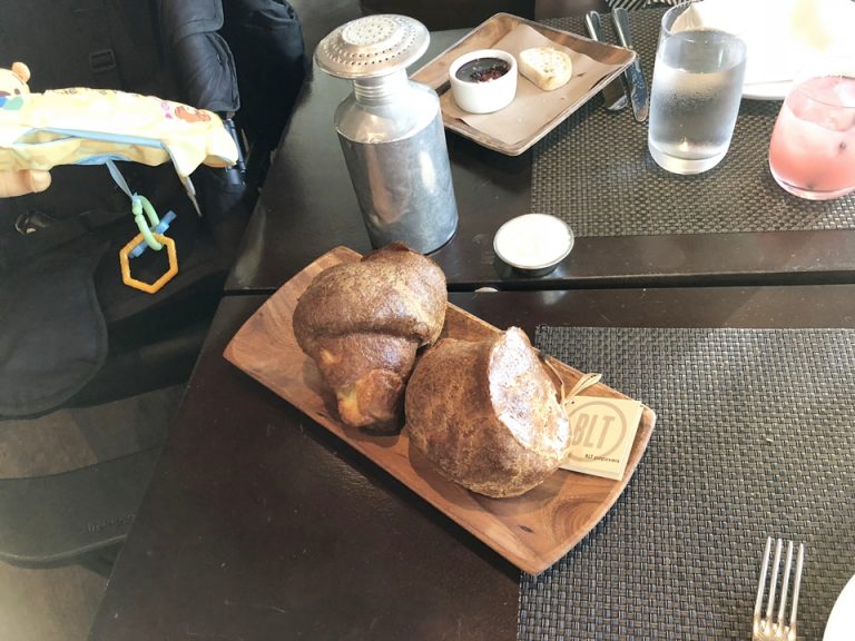 ポップオーバーは見た目のインパクト大。シュー生地のような柔らかい食感のためペロリと食べられます。