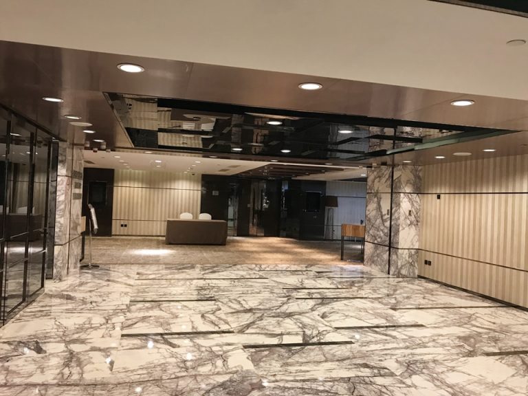 ホテルは大規模な部類で会議も出来ます。カンファレンススペースが豊富です。客室館との渡り廊下的スペースから見た図