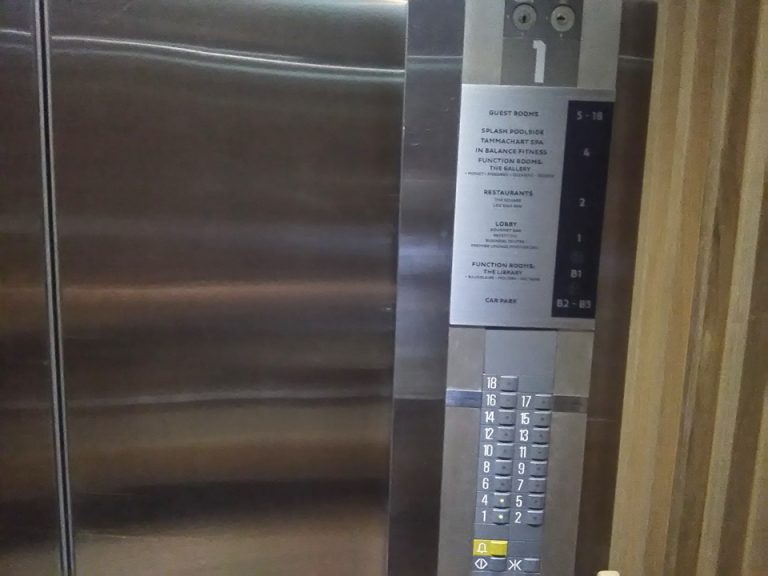 エレベータードアと階数ボタン