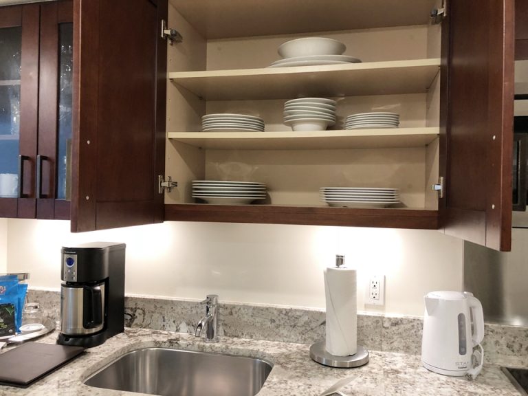 食器も大皿、深皿、小皿と揃っており、料理の種類によって使い分けられました。