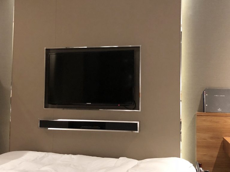 ベットからテレビ