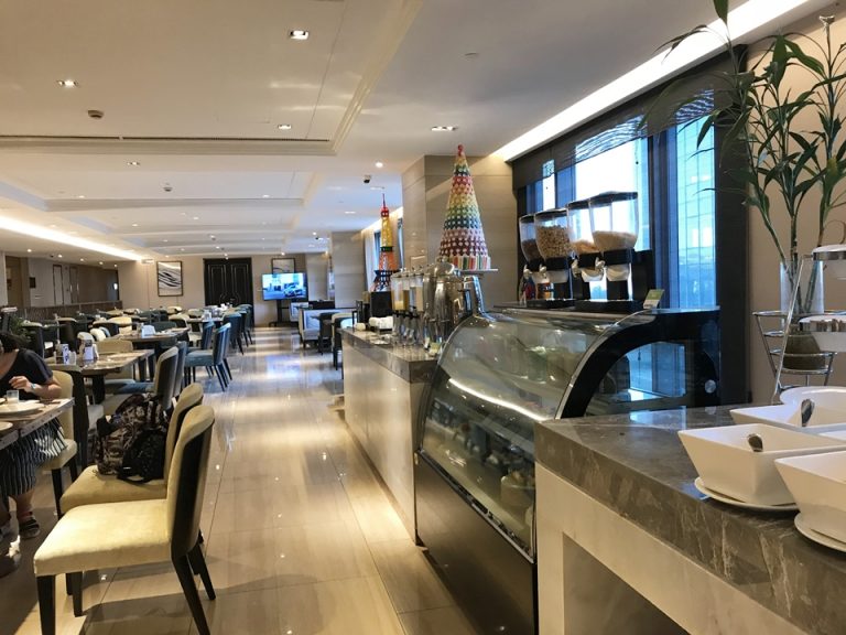 朝食会場、シンプルな造りですが快適