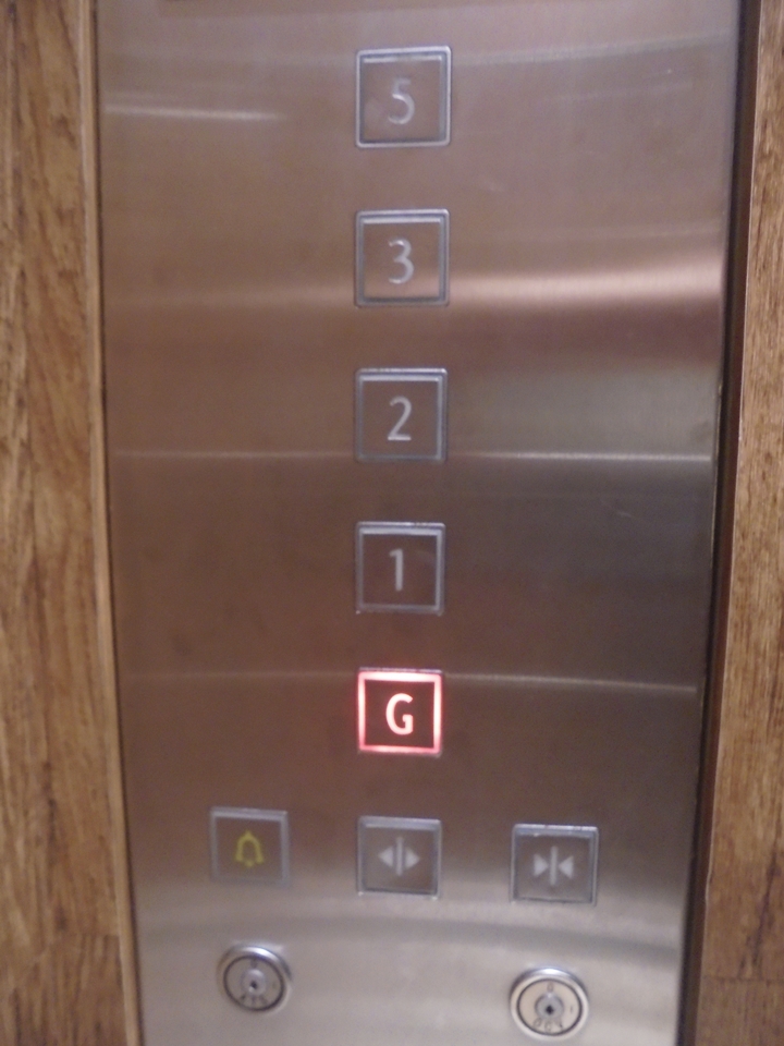 エレベーター内の階数ボタン