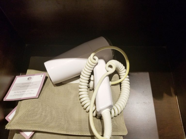 ドライヤーは少し風力が弱く、首がすぐカクンと折れてしまい使いにくかったです。