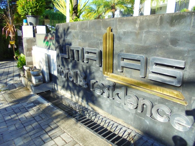 ホテルの看板。ブロック塀と同系色なので少しわかりづらいかもしれません