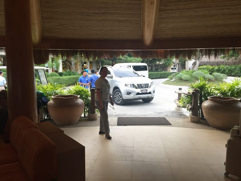 フロント (中から入り口を撮影)