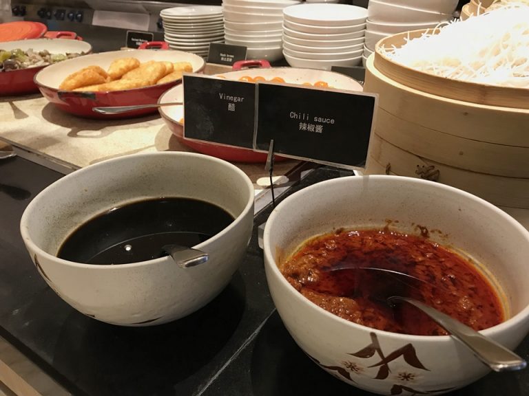 朝食バフェ、麺は醤油、ラーで味を調整