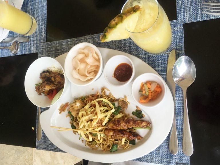 Lotus Cafeで昼食に友人が食べた食べたミーゴレン