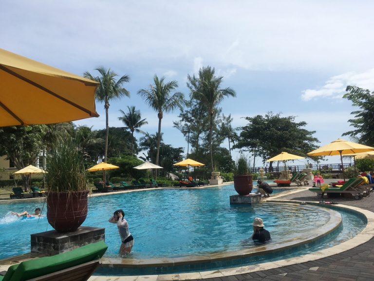 ビーチバーがある方へ歩いて、プールを横から見た様子。