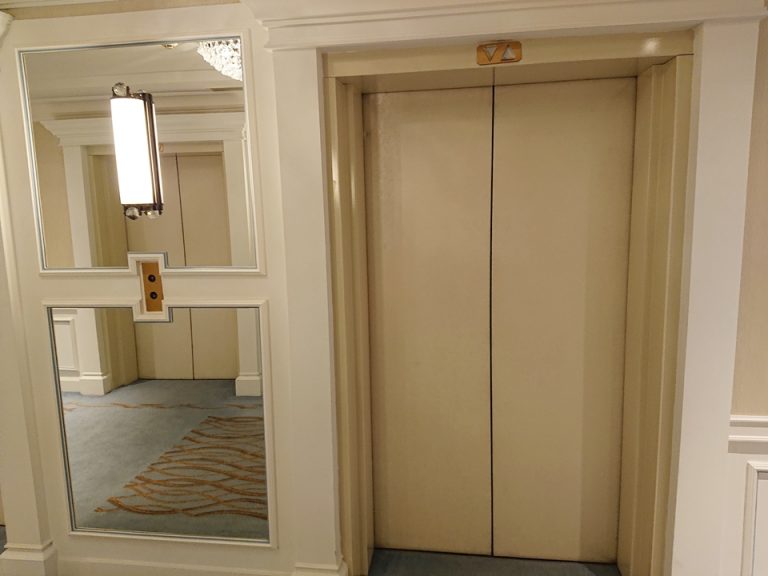 10エレベーターホール客室階2