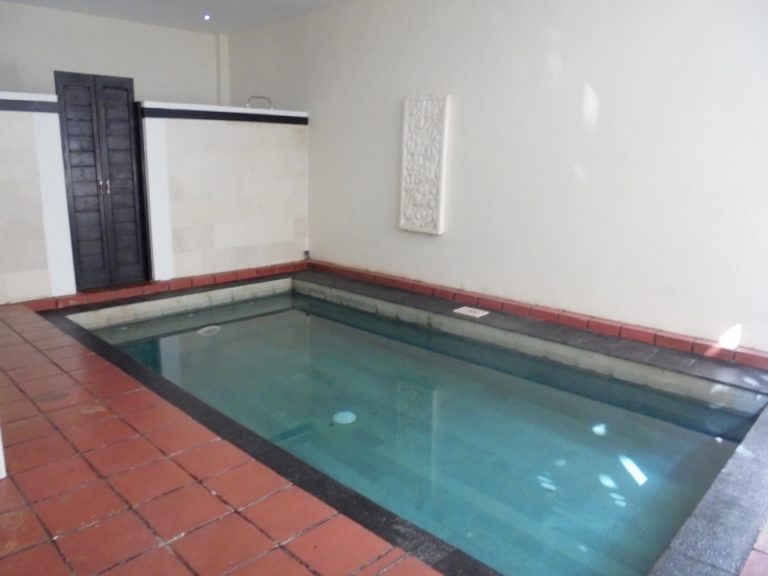 奥の扉はバスルームへ直通です