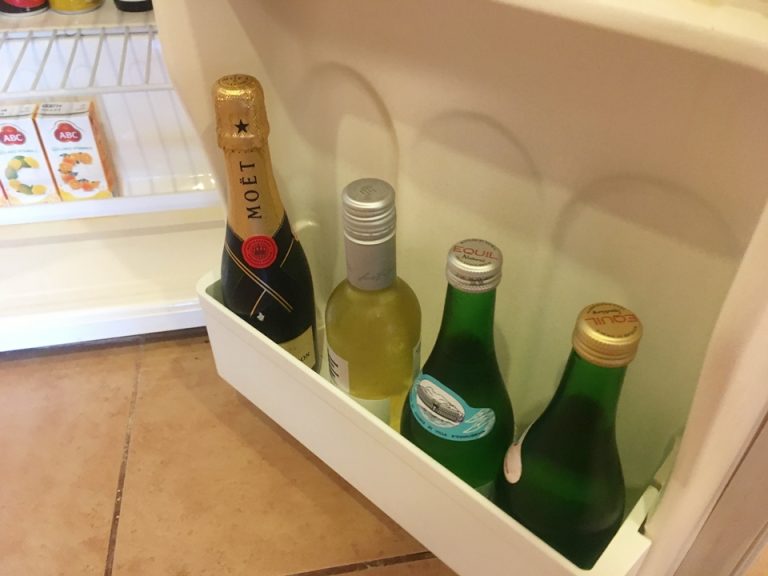 小さいサイズのワインやシャンパンがあると、良いリゾートに来た感じがします。