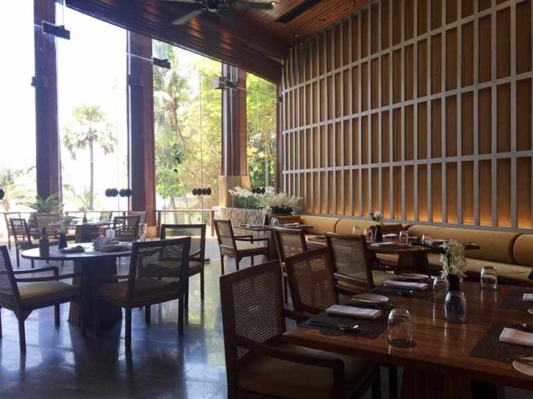 サンセットカフェ。夕食には地中海料理も食べられます