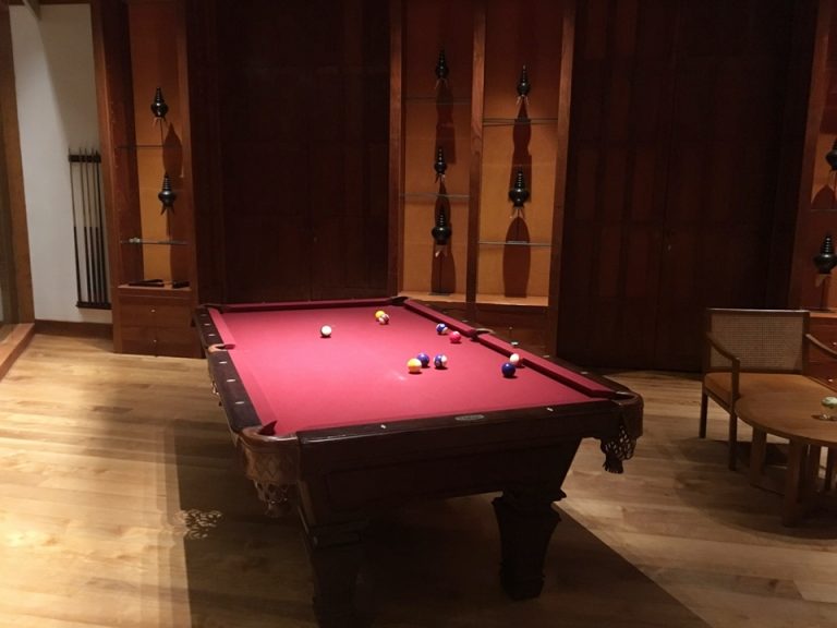 ライブラリー内のビリヤード台