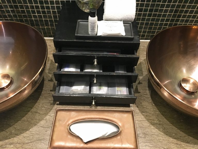 シンクボウルの間にアメニティが置かれています