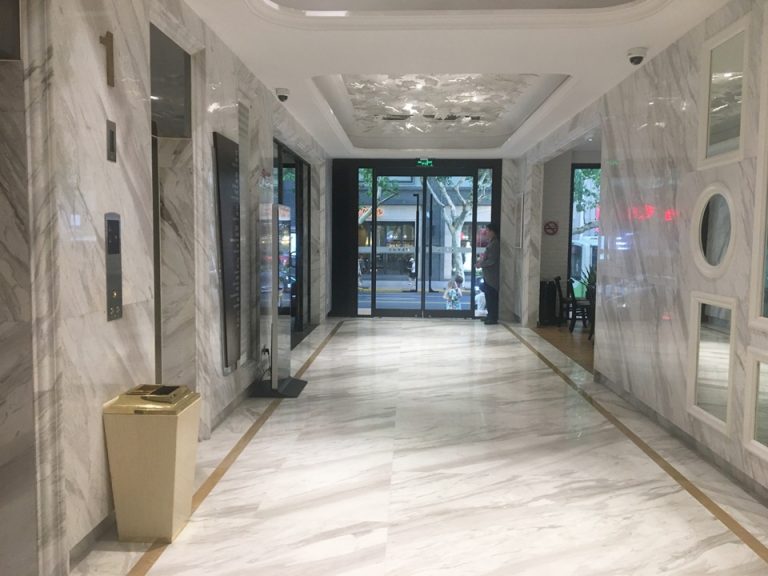 1階エレベーターホール