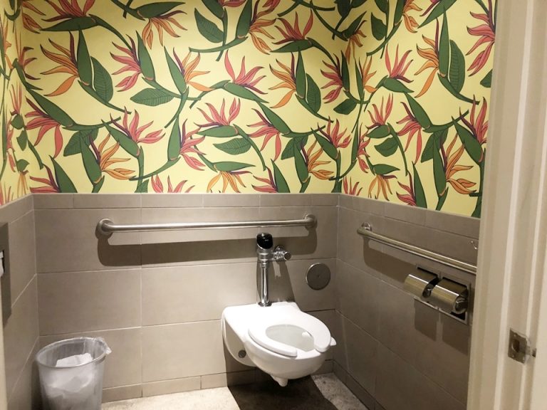 フロント階トイレの個室内。壁紙が可愛かったです。