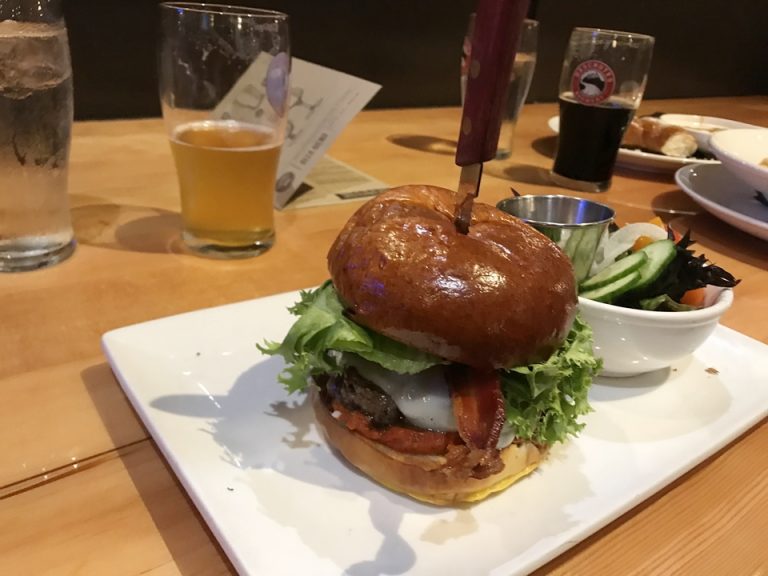 DESCHUTESにてハンバーガー