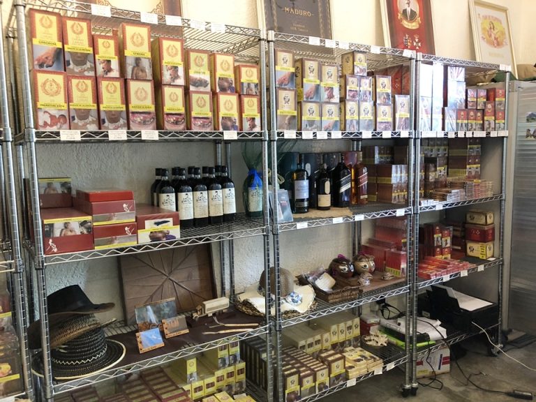 ホテル内のタバコ店(内観)