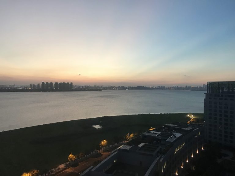 リビングの窓からみた湖の景色が美しい