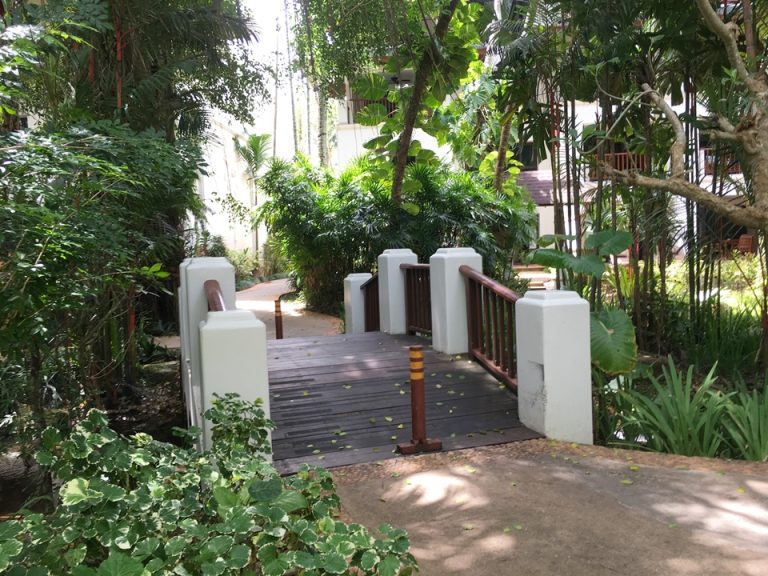 その他_ホテル内庭 橋