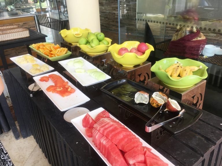 フルーツカウンター。この横でフルーツジュースを作ってくれる機械があり、スイカジュースが人気でした。