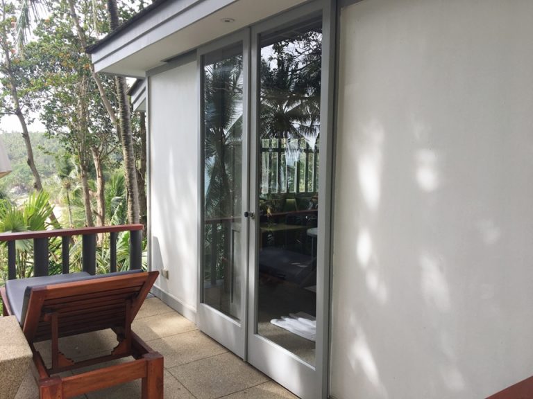 外から見た客室ドア