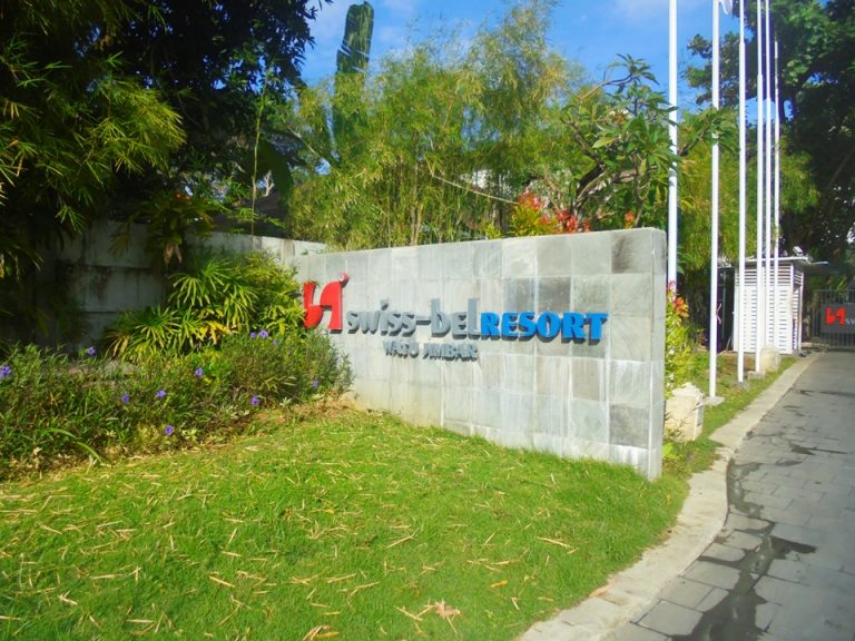 外の看板はベテラン運転手さんでも通り過ぎることもありました