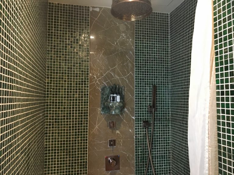 シャワーブース。レインシャワーと手持ちの両方あります