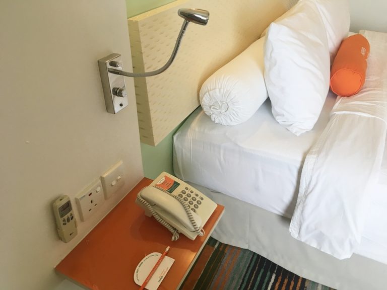 ベッド横の電話