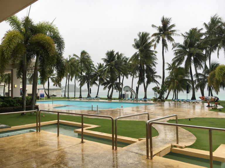 ロビーから見たサウスプール