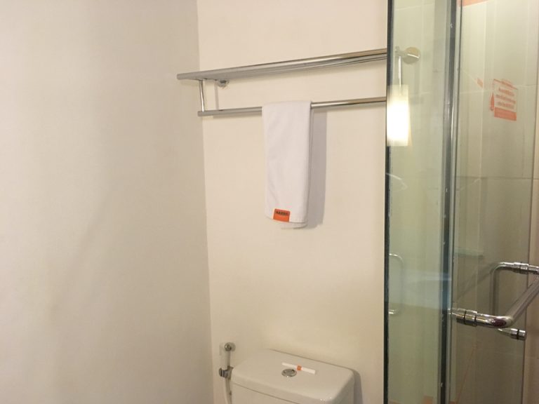 バスルーム トイレ上にタオルなし