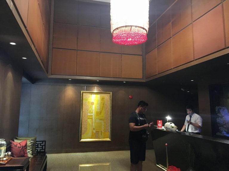 ロビー。レモン入りの水が置いてあり、自由に飲めます