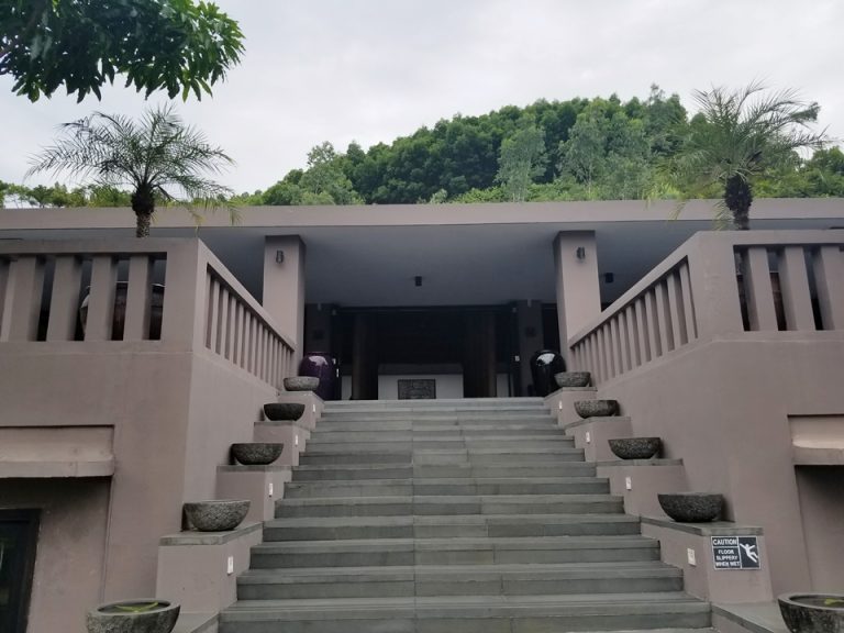 フロントへ向かう階段です。